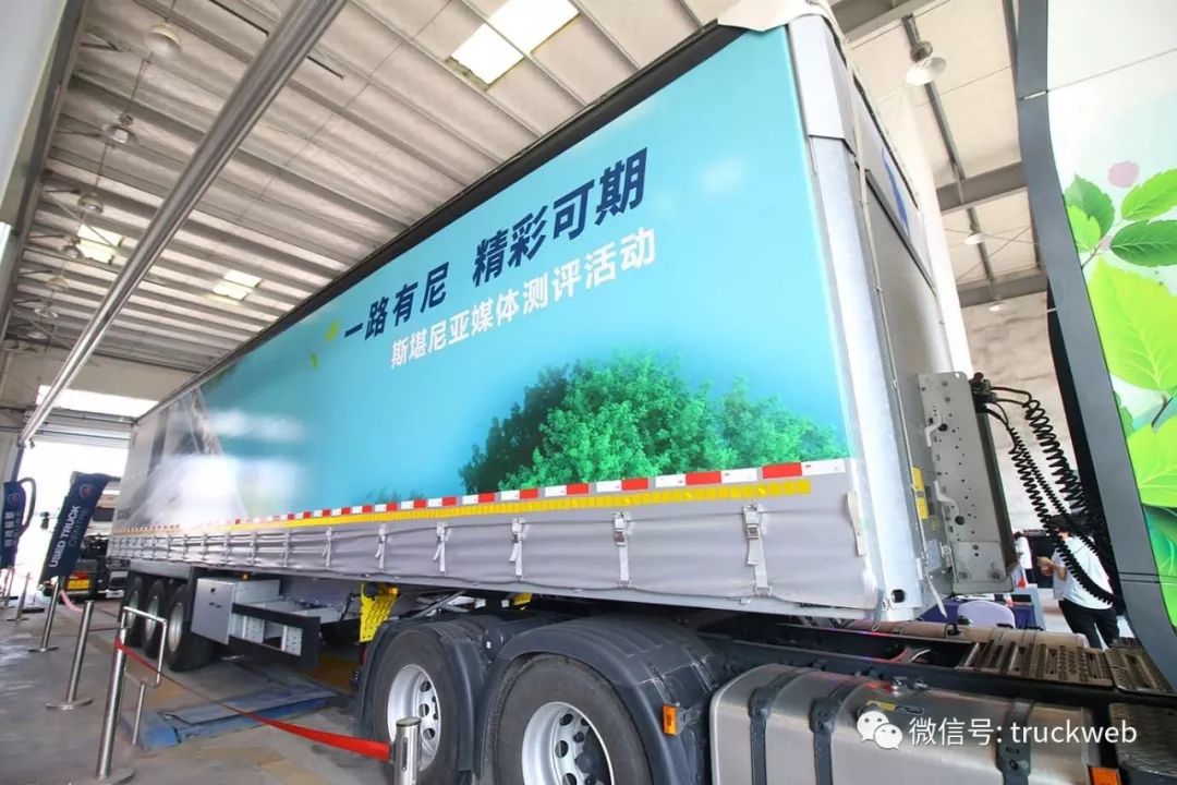 原汁原味欧洲侧帘车来了 广州实拍德国施密茨大象侧帘半挂车与环卫车